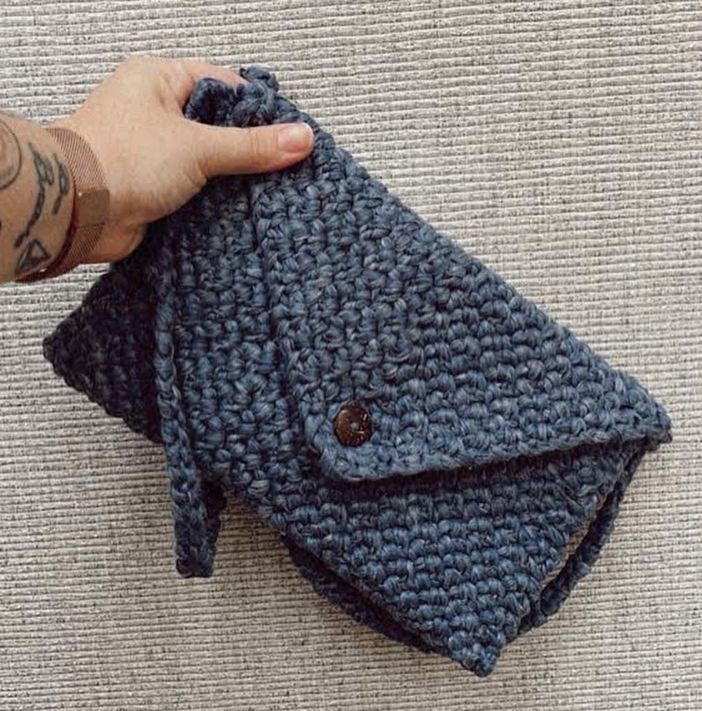 Rosebud Crossbody Clutch // Crochet Pattern PDF