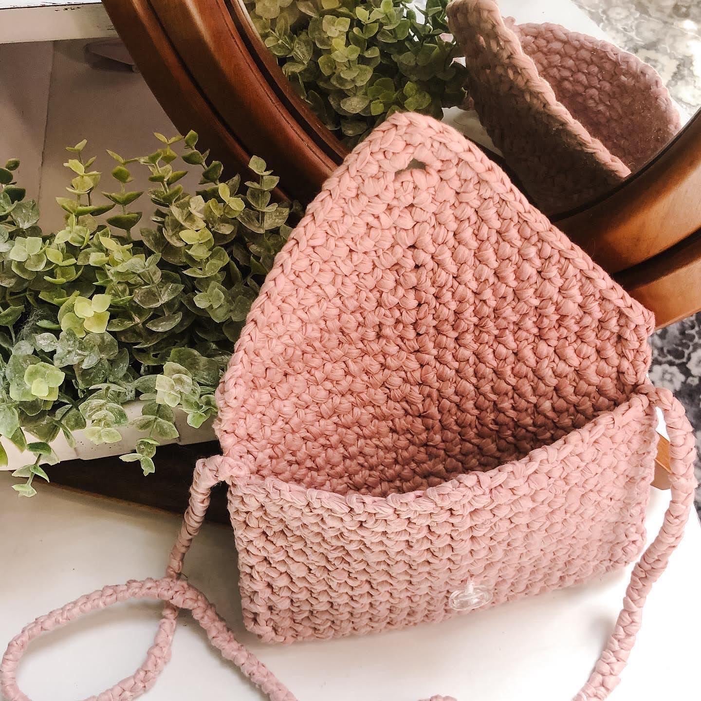 Rosebud Crossbody Clutch // Crochet Pattern PDF