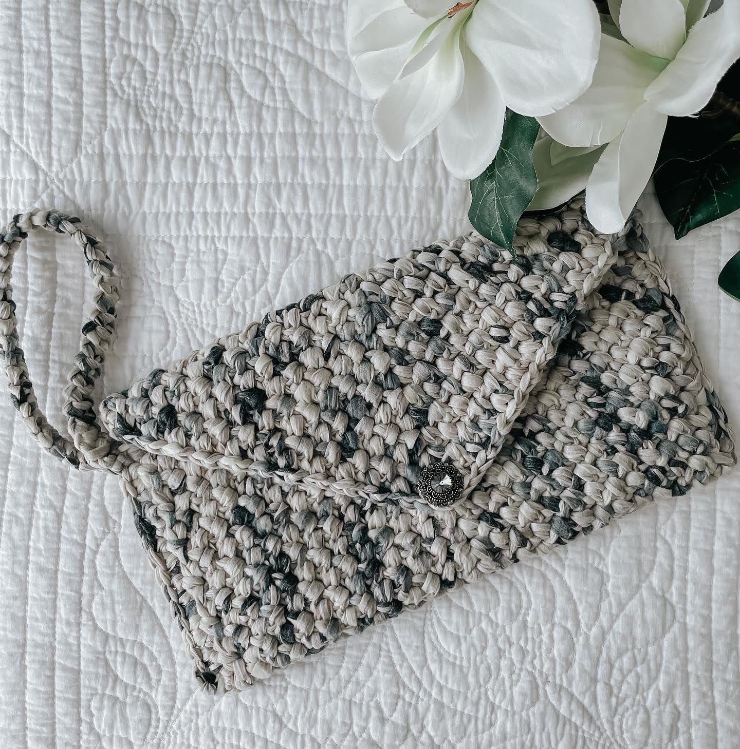 Rosebud Crossbody Clutch // Crochet Pattern PDF